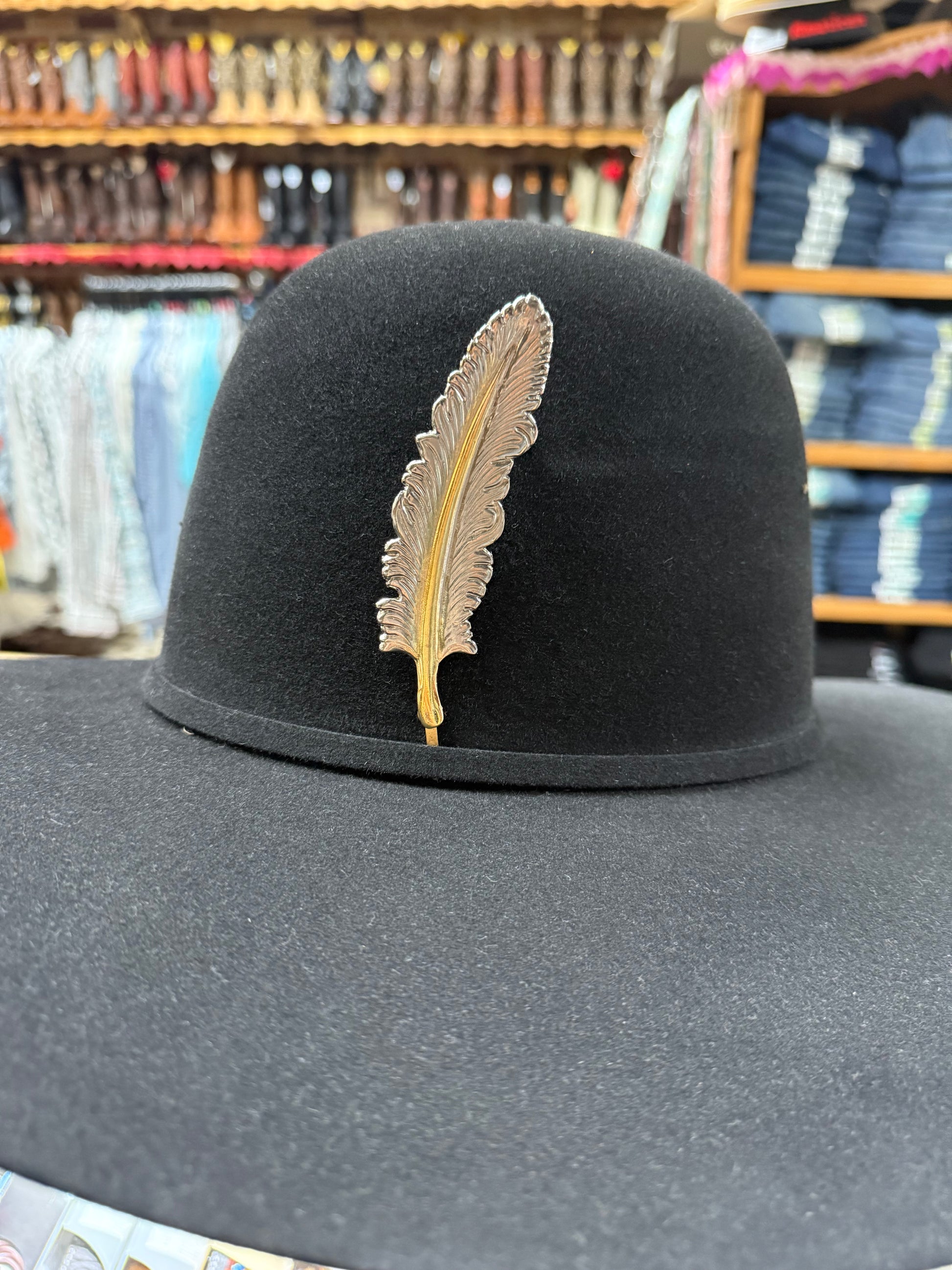Pin de sombrero de plumas