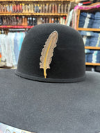 Pin de sombrero de plumas