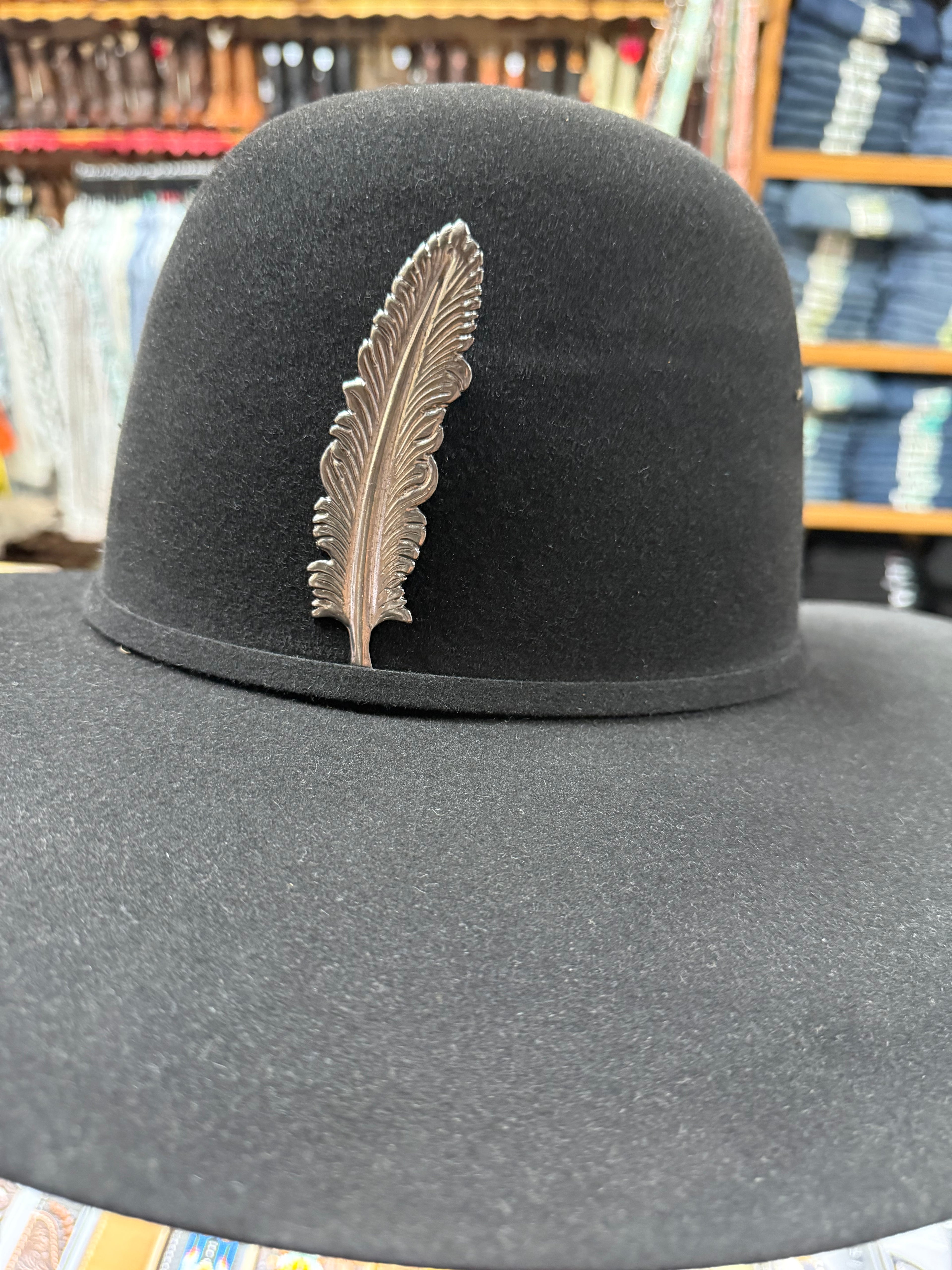 Pin de sombrero de plumas