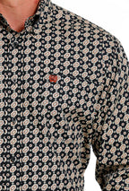 Camisa con botones y cintura ceñida para hombre