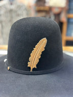 Pin de sombrero de plumas